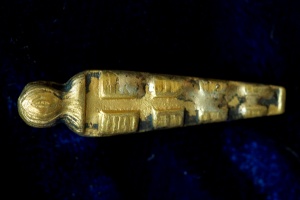 Reverse of miniature gold Egyptian mummy charm.
